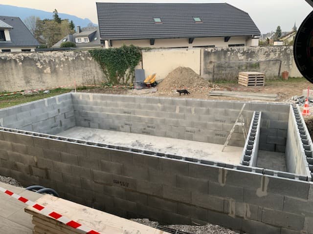 Réalisation d'une piscine 8*4 + aménagements extérieurs à LA MOTTE SERVOELX (2022)