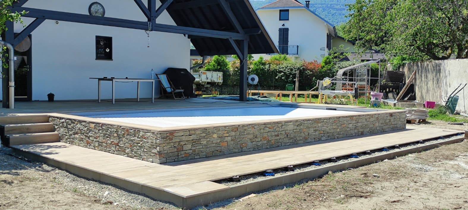 Réalisation d'une piscine 8*4 + aménagements extérieurs à LA MOTTE SERVOELX (2022)